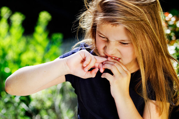 Как отучить ребенка грызть ногти?