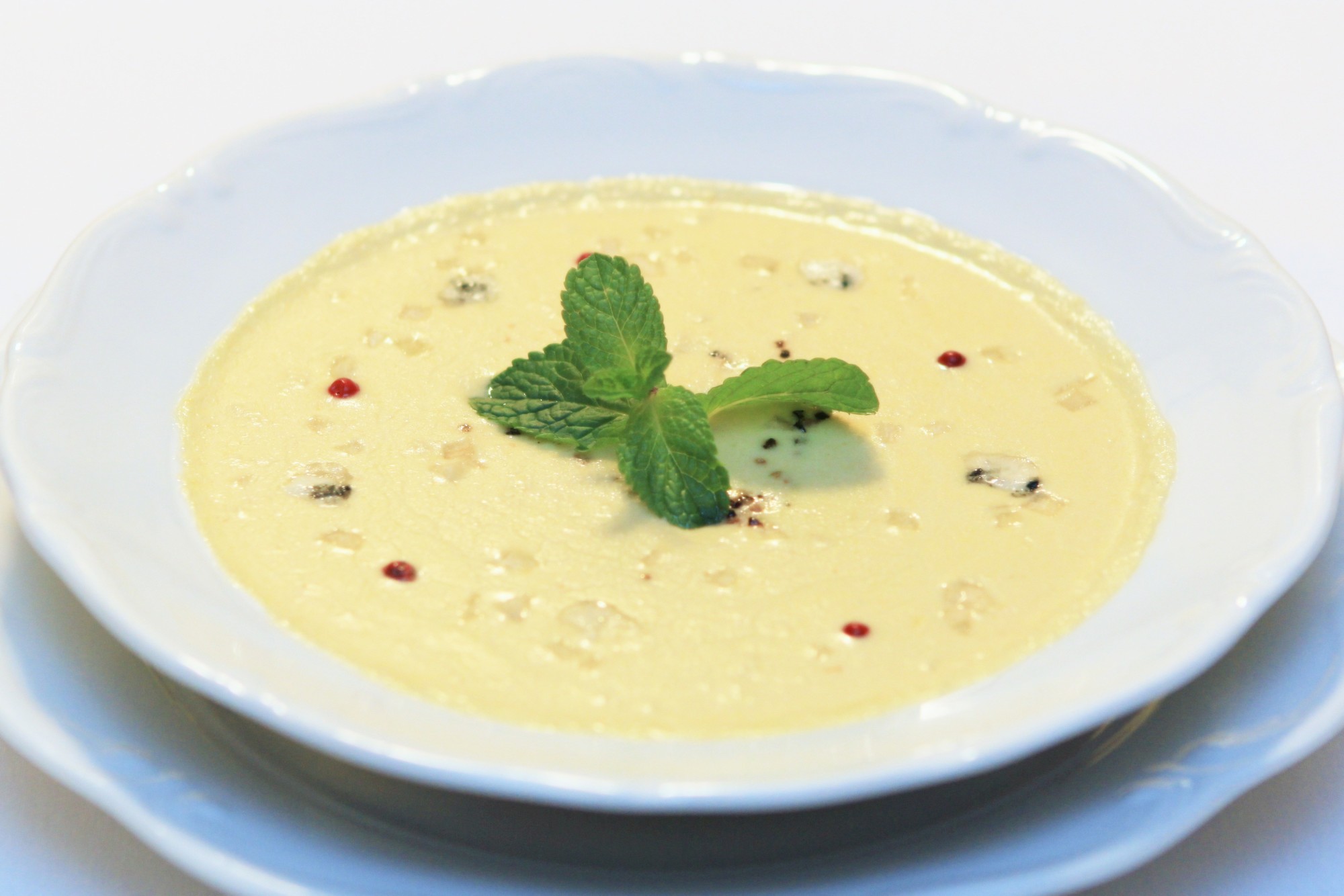 Суп-пюре из цветной капусты с кусочками чоризо (рецепт)