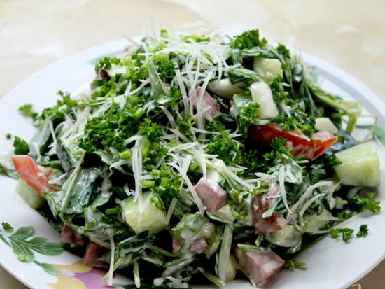 Салат с листьями, моцареллой и копченой колбасой (рецепт)