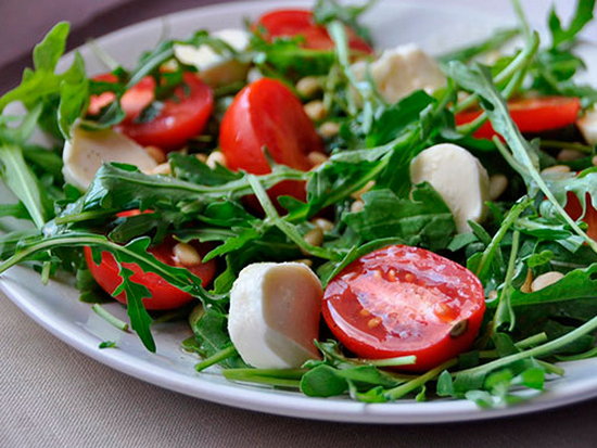 Салат с помидором, рукколой и крымским маринованным луком (рецепт)