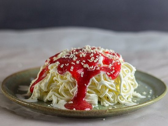 Ванильное мороженое в форме спагетти