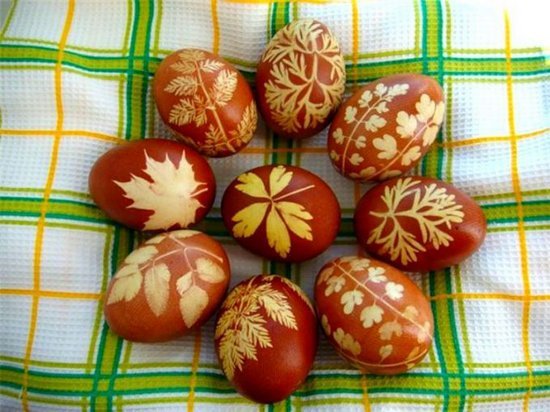 Как покрасить яйца с помощью луковой шелухи?