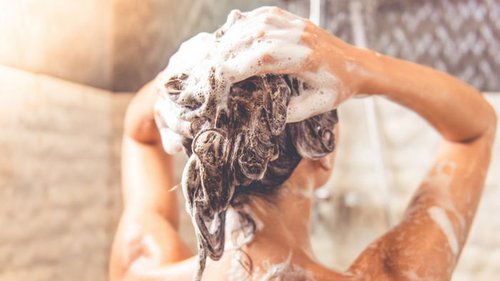 Как правильно мыть голову: 12 советов от врача