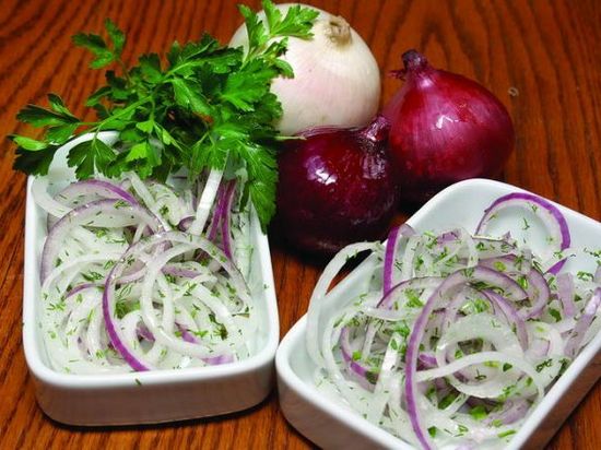 Как замариновать лук в уксусе быстро и вкусно? Варианты для салата и шашлыка