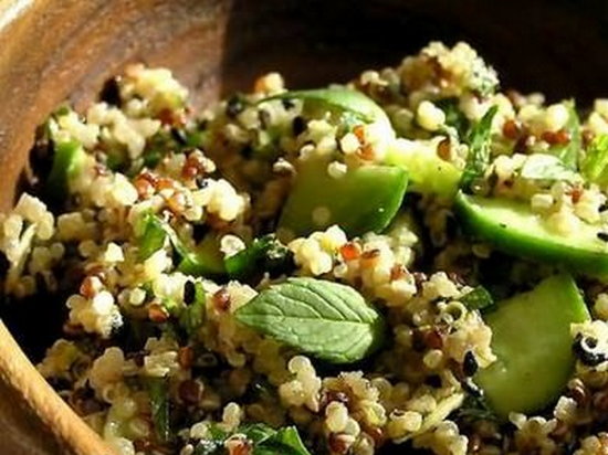 Мятный салат из киноа с зеленью и тыквенными семечками (рецепт)