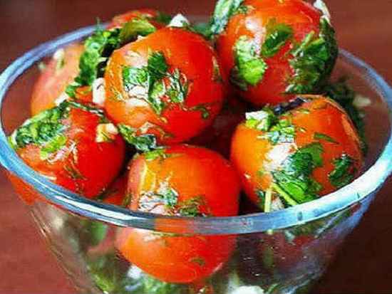 Малосольные помидоры быстрого приготовления с чесноком и зеленью в пакете. Рецепт