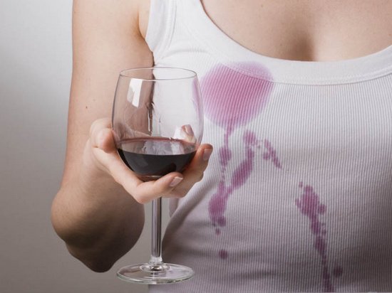 Как вывести пятно от вина с одежды?