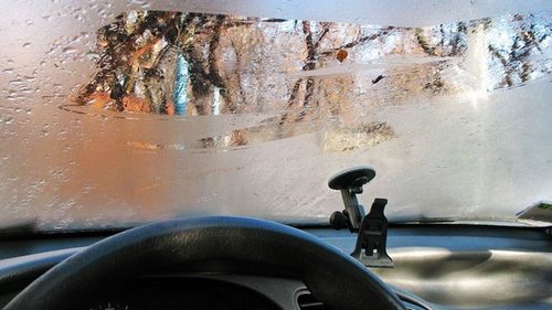Почему во время дождя запотевают стекла в автомобиле