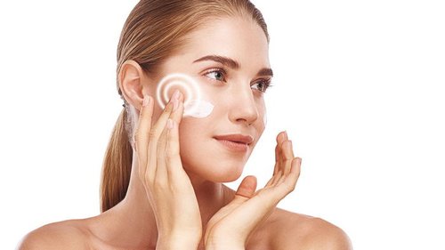 Причины, почему шелушится кожа на лице, и как устранить проблему