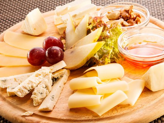 Сырная тарелка - как выбрать и подать сыр