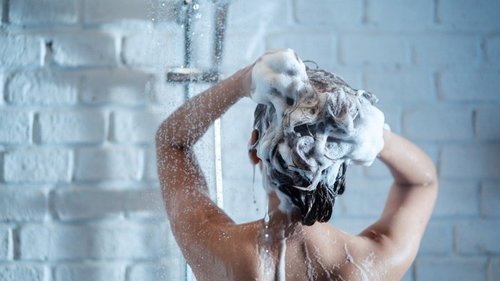 Парикмахер делает маску для спасения волос от морозов на дому, раскрывает рецептуру