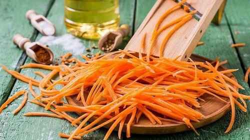 Морковь по-корейски в необъятных тазиках, рецепт из рук продавщицы на рынке