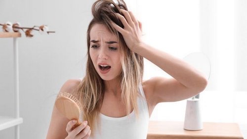 Избавиться от проблемы: 8 главных причин выпадения волос