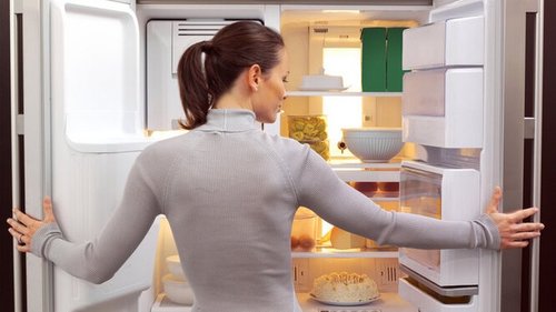 Как правильно разложить продукты в холодильнике, чтобы они хранились дольше?