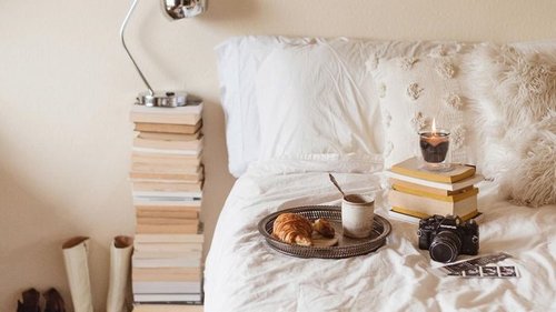 Что поставить у кровати: 11 предметов, которые заменят прикроватную тумбочку