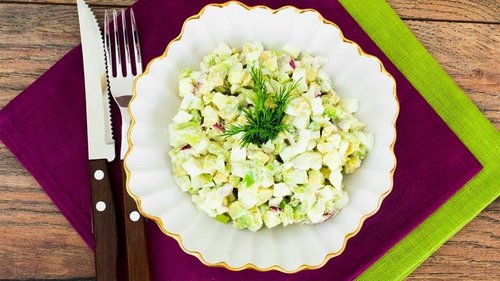 Нежный салат с горошком: рецепт