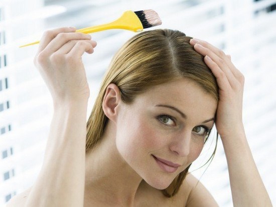 Как правильно красить и подкрашивать корни волос