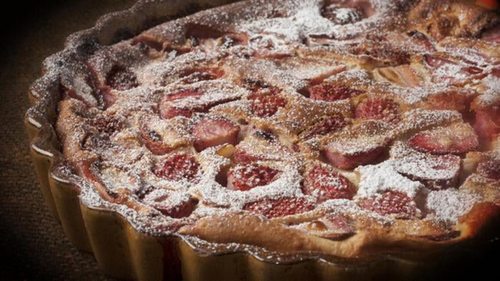 Рецепт французского десерта: клафути с клубникой в духовке