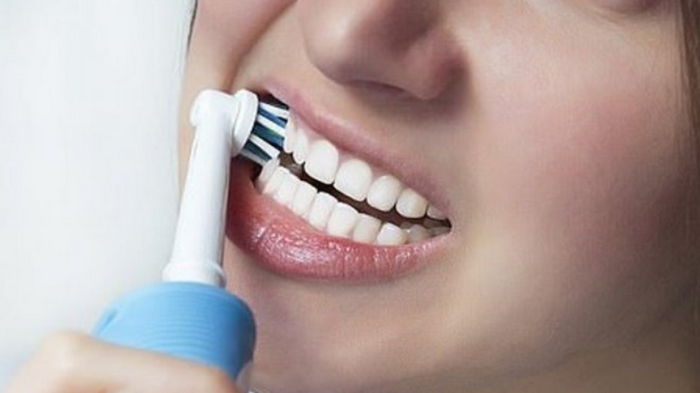 Кому нельзя пользоваться электрической зубной щеткой: может навредить