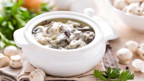 Ароматные грибы в сметане: как приготовить вкусное блюдо в нежном соусе