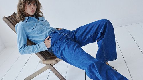 Названы самые стильные джинсы на весну 2023