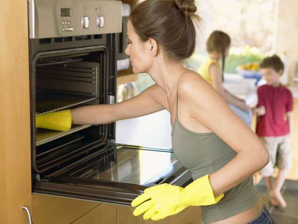 Как легко и быстро очистить духовку от жира и нагара?