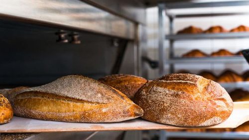 Будет долгое время свежим и ароматным: вот в чем лучше всего хранить хлеб