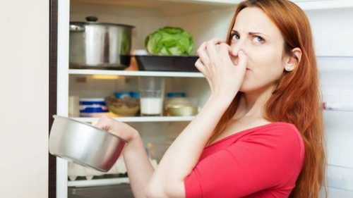 Как быстро убрать неприятный запах в холодильнике средствами, которые точно есть у вас дома