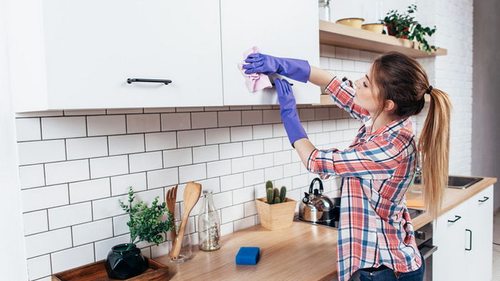 Как отмыть кухню: секреты клининговых компаний, которые упростят вам жизнь