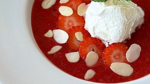 Холодный клубничный суп: рецепт летнего десерта за пару минут