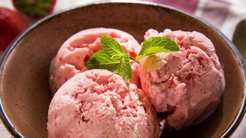 Всего три ингредиента: самый простой рецепт клубничного мороженого
