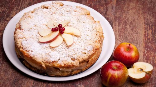 Пушистое тесто за 10 минут: элементарный пирог на кефире с яблоками