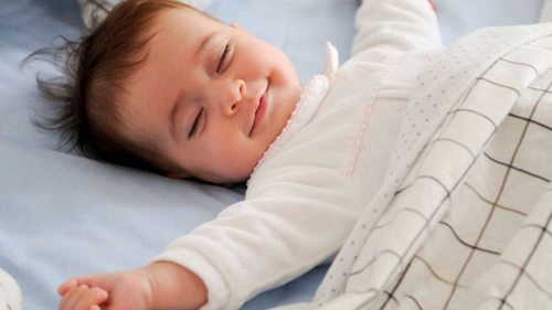 Как быстро и без проблем уложить ребенка спать: назван главный секрет