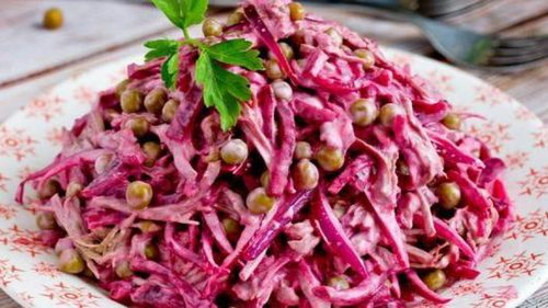 Полезно и вкусно: рецепт салата из свеклы с горошком