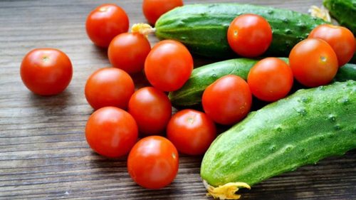 Рецепт салата из огурцов и помидоров с вкусной заправкой: это не масло и не сметана