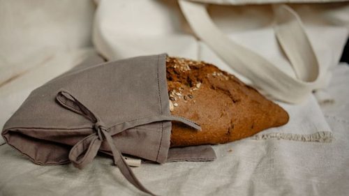 Зачем накрывать хлеб салфеткой: лайфхак, который пригодится