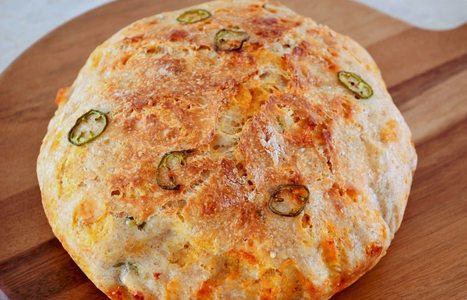 Как испечь хлеб с сыром и острым перцем