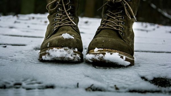 Очень полезны в обиходе: как замороженная мандариновая кожура поможет улучшить зимой обувь
