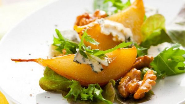 Изысканный вкус: рецепт салата с грецкими орехами, фетой и медовыми грушами