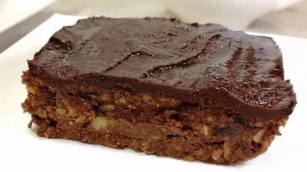 Без муки, сахара и выпечки: быстрый рецепт вкусного шоколадного десерта с финиками