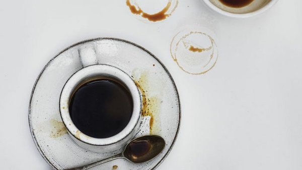 Как избавиться от пятен кофе и чая на столе: эти средства мгновенно справятся с проблемой