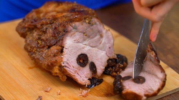 Королевская свинина с черносливом в духовке для вкусного ужина: простой рецепт