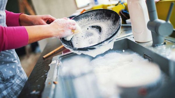 Эффективные и быстрые способы очистки пригоревшей кастрюли или сковороды: копеечные средства