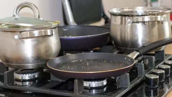 Чем опасны старые кухонные сковородки и кастрюли: это важно знать