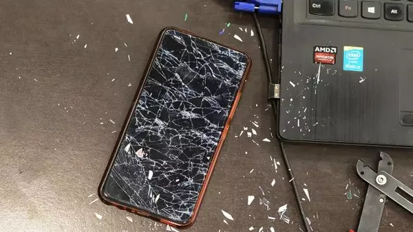 Почему нельзя пользоваться смартфоном, если у него разбитый экран: причины удивят