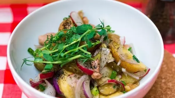 Картофельный салат с маринованными огурцами и грибами
