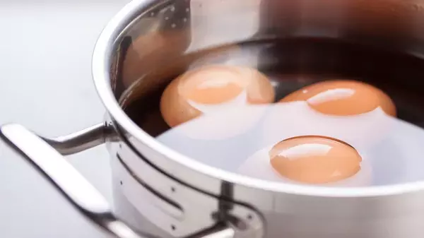 Почему французские хозяйки никогда не выливают воду после варки яиц: что с ней делают