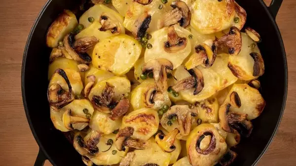 Картофель, запеченный с грибами в сметане: рецепт роскошного гарнира