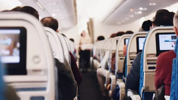 Стюардесса призвала пассажиров не пить чай или кофе в самолете: она назвала причину