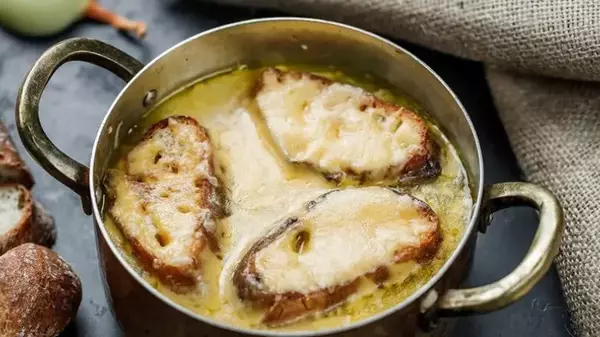 Традиционное французское блюдо: как приготовить вкусный луковый суп